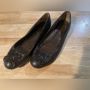 Simply Vera Wang flats in size 8 M. In great condition 🌺